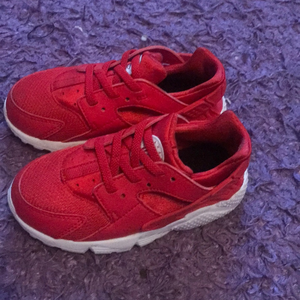 Red Nike huaraches run